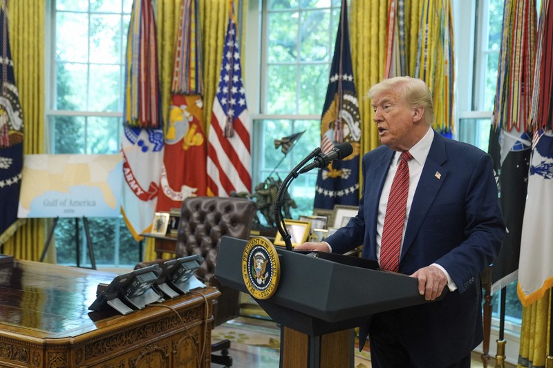 新興国の準備金としてのドル需要の強さとそれがもたらすドルの「過大評価」がトランプ米政権では問題視されている＝ホワイトハウスで2025年5月7日、AP