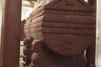 パレルモの大聖堂に安置されているフェデリーコ2世の棺。バラの花束がささげられていた＝イタリア・シチリアで3月