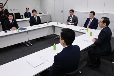 ガソリン暫定税率廃止に向け協議する自民、公明、日本維新の会の実務者ら＝衆院第2議員会館で2025年4月24日午後3時、平田明浩撮影