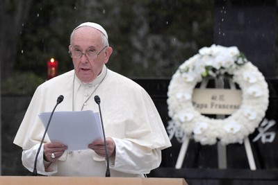 「核兵器に関するメッセージ」を読み上げるフランシスコ・ローマ教皇＝長崎市の爆心地公園で2019年11月24日午前10時31分、津村豊和撮影