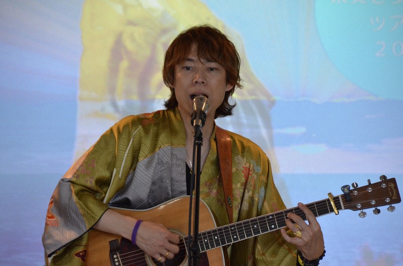 病院などでライブ3000回超 「歌う坂本龍馬」が表現する命の重さ | 毎日新聞