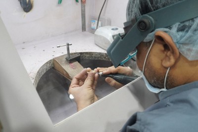 指輪向けの宝飾品を手作業で加工する職人＝インド西部スラトで2025年4月23日、松本紫帆撮影
