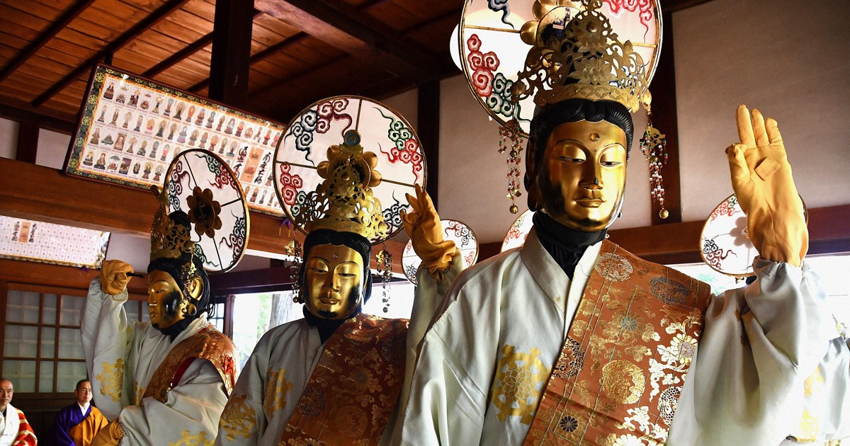 金色の仏の面かぶり舞披露 600年続く仏舞 京都・松尾寺 [写真特集1/3