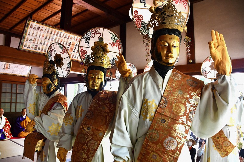金色の仏の面かぶり舞披露 600年続く仏舞 京都・松尾寺 [写真特集1/3