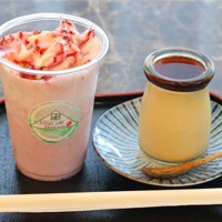 藤井聡太名人が午前のおやつに選んだ「いちごスムージー」と「泉州たまねぎプリン」＝大阪府泉佐野市のホテル日航関西空港で2025年5月9日午前10時2分、西村剛撮影