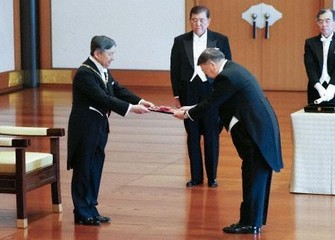 皇居で春の叙勲、大綬章親授式 大島理森・元衆院議長ら19人 | 毎日新聞