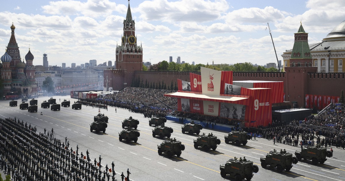 ロシア戦勝記念式典で軍事パレード 中国の習近平国家主席も参加 [写真