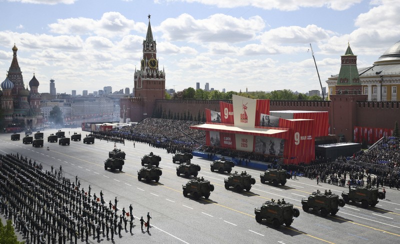 ロシア戦勝記念式典で軍事パレード 中国の習近平国家主席も参加 [写真