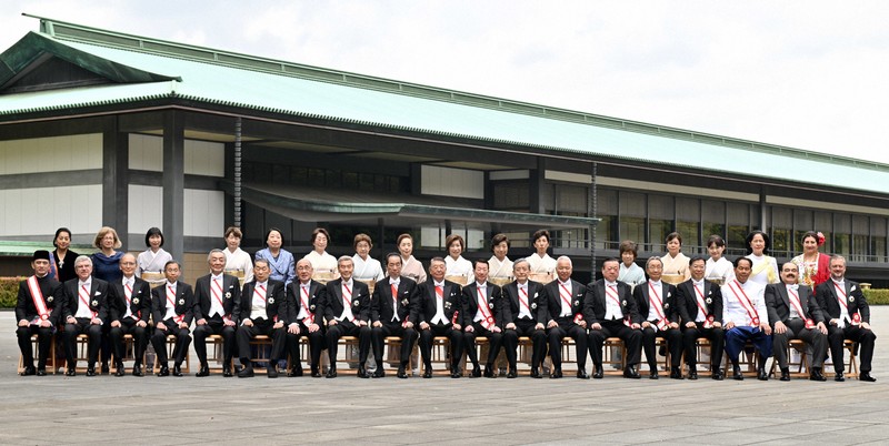 春の叙勲 大綬章親授式 [写真特集1/12] | 毎日新聞