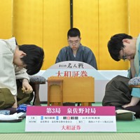 第83期名人戦第3局の1日目、対局中に考え込む藤井聡太名人（左）と挑戦者の永瀬拓矢九段＝大阪府泉佐野市のホテル日航関西空港で2025年5月9日午後5時32分、手塚耕一郎撮影