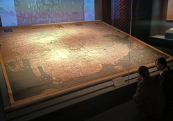 600年以上前に製作されたとされる世界地図「大明混一図」。西はアフリカや欧州まで描かれているが、中国大陸が際立って大きく描かれている＝北京市の「中国第一歴史档案館」で2025年4月25日、河津啓介撮影