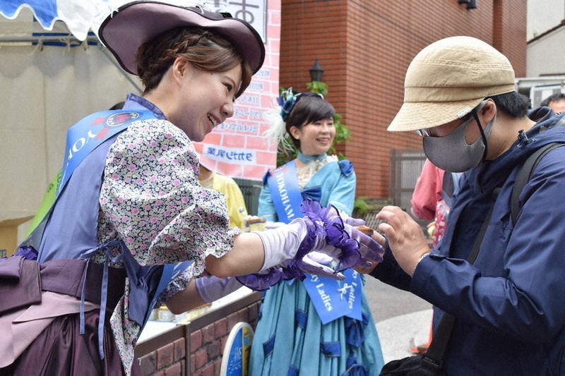 募金にひんやり甘い礼 「アイスの日」5000個配布 横浜・馬車道 募金にひんやり甘い礼 「アイスの日」5000個配布 横浜・馬車道