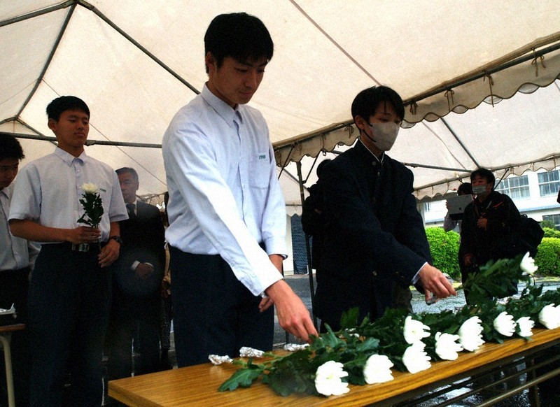 戦後80年：空襲で亡くなった生徒ら悼む 岩国工高で雨の慰霊祭 ／山口