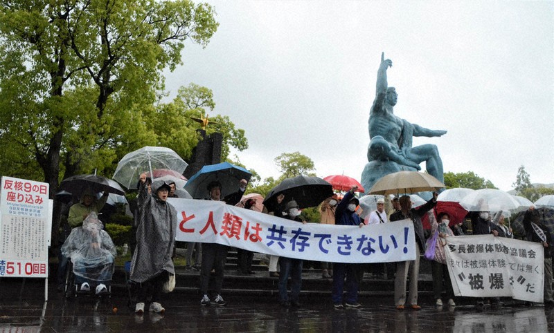 反核座り込み 雨中60人 印パ武力衝突 長崎で停止訴え ／長崎 | 毎日新聞