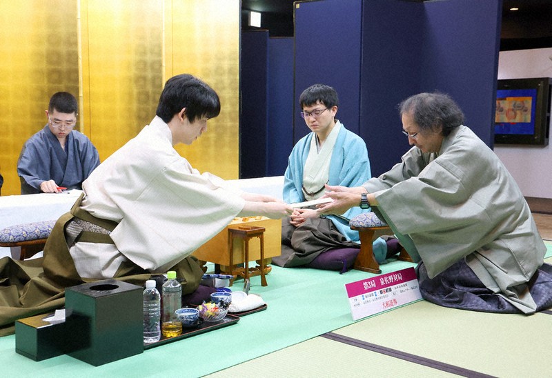 将棋：第83期名人戦 第3局 千日手打開、藤井に権利 | 毎日新聞