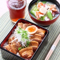 藤井聡太名人が昼食に選んだ「犬鳴豚の角煮重　泉佐野魚介のちゃんぽん」と「ウーロン茶」＝大阪府泉佐野市のホテル日航関西空港で2025年5月10日午前11時42分、西村剛撮影