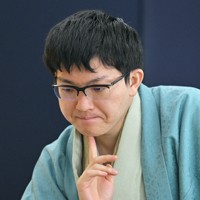 第83期名人戦第3局の2日目、盤上の駒を見つめて考え込む挑戦者の永瀬拓矢九段＝大阪府泉佐野市のホテル日航関西空港で2025年5月10日午前10時32分、手塚耕一郎撮影