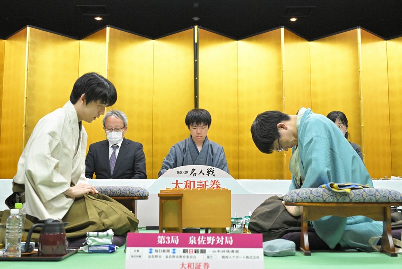 第83期名人戦第3局の2日目。投了して負けを認め、藤井聡太名人（左）に向かって一礼する永瀬拓矢九段＝大阪府泉佐野市のホテル日航関西空港で2025年5月10日午後7時28分、手塚耕一郎撮影