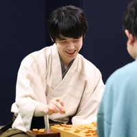 第83期名人戦第3局で永瀬拓矢九段（手前）に勝利し、感想戦で対局を振り返る藤井聡太名人＝大阪府泉佐野市のホテル日航関西空港で2025年5月10日午後8時8分、西村剛撮影