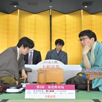 第83期名人戦第3局の2日目を迎え、将棋盤を挟んで考え込む藤井聡太名人（左）と挑戦者の永瀬拓矢九段＝大阪府泉佐野市のホテル日航関西空港で2025年5月10日午前9時19分、手塚耕一郎撮影