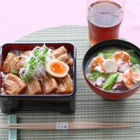 藤井聡太名人が昼食に選んだ「犬鳴豚の角煮重　泉佐野魚介のちゃんぽん」と「ウーロン茶」＝大阪府泉佐野市のホテル日航関西空港で2025年5月10日午前11時41分、西村剛撮影