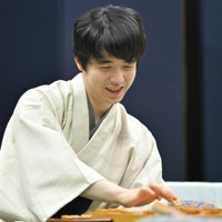 第83期名人戦第3局で永瀬拓矢九段に勝利し、感想戦で笑顔を見せる藤井聡太名人＝大阪府泉佐野市のホテル日航関西空港で2025年5月10日午後7時58分、手塚耕一郎撮影