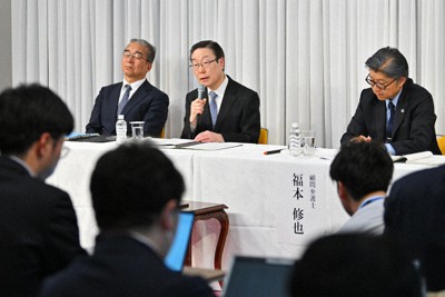 東京地裁が解散を命じる決定を出したことを受けて記者会見する世界平和統一家庭連合（旧統一教会）の田中富広会長（中央）ら＝東京都渋谷区で3月25日、前田梨里子撮影