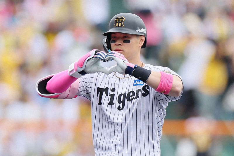阪神が中日を降し首位キープ 母の日でピンクを身に着けた佐藤輝明が