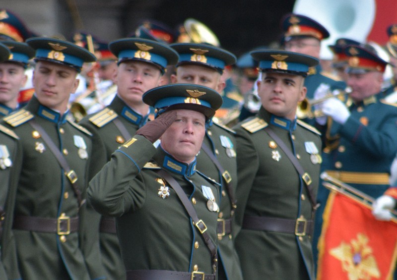 鉄と油のにおい漂うモスクワ赤の広場 対ドイツ戦勝軍事パレード | 毎日新聞