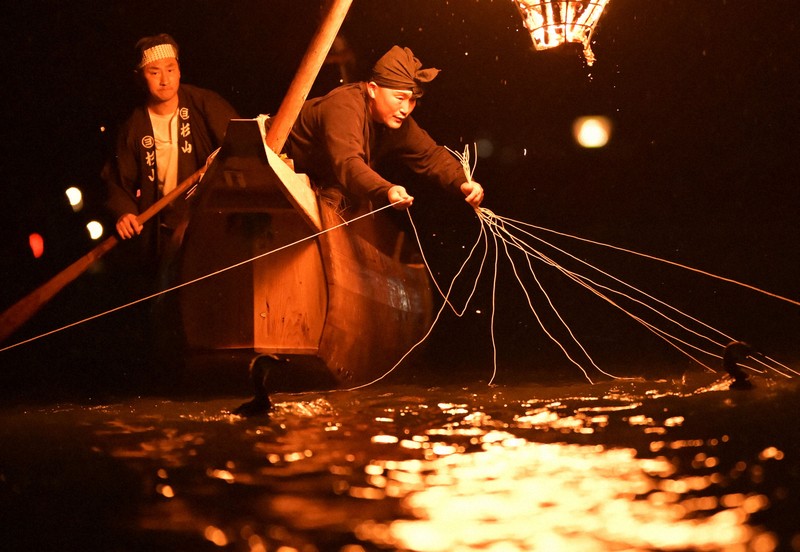 かがり火で照らし「長良川鵜飼」開幕 1300年の伝統、幻想的に [写真