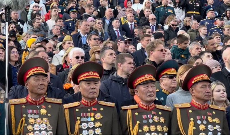鉄と油のにおい漂うモスクワ赤の広場 対ドイツ戦勝軍事パレード [写真