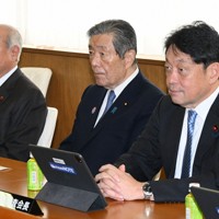 自民党総務会に臨む（左から）鈴木俊一総務会長、森山裕幹事長、小野寺五典政調会長＝同党本部で2025年5月13日午前11時、平田明浩撮影