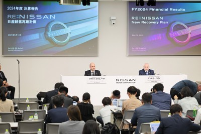 2024年度決算について記者会見する日産のイバン・エスピノーサ社長（奥左）＝横浜市西区で2025年5月13日午後5時2分、和田大典撮影