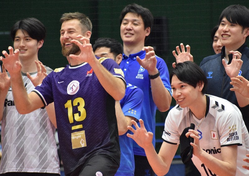 山内晶大、盟友クビアクとパンサーズポーズ「誘ったのは…」 ACL | 毎日新聞