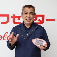 牛への愛を熱く語るビーフセンター小林牧場の小林裕次代表取締役。試行錯誤し、現在のハンバーグレシピを開発した＝群馬県千代田町で2025年5月9日、山越峰一郎撮影