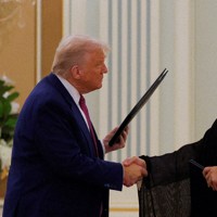 合意文書の署名式で握手を交わすトランプ米大統領（左）とサウジアラビアのムハンマド皇太子＝リヤドで2025年5月13日、ロイター