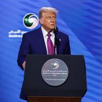 演説するトランプ米大統領＝リヤドで2025年5月13日、ロイター