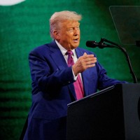 演説するトランプ米大統領＝サウジアラビアの首都リヤドで2025年5月13日、ロイター