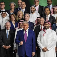 米サウジアラビア投資フォーラムで記念撮影するトランプ米大統領（前列右から3人目）やムハンマド皇太子（同2人目）＝リヤドで2025年5月13日、AP