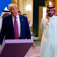 米サウジアラビア投資フォーラムに出席するトランプ米大統領（左）とムハンマド皇太子＝リヤドで2025年5月13日、ロイター