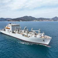 韓国での修理を終え、出港する米補給艦「ウォリー・シラー 」＝韓国南東部・巨済島沖で2025年3月（ハンファオーシャン提供）