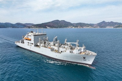 韓国での修理を終え、出港する米補給艦「ウォリー・シラー 」＝韓国南東部・巨済島沖で2025年3月（ハンファオーシャン提供）