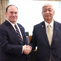 中谷元防衛相（右）を表敬訪問し、握手するジョン・フェラン米海軍長官＝東京都新宿区の防衛省で2025年4月28日午後1時42分（代表撮影）