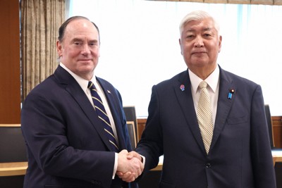 中谷元防衛相（右）を表敬訪問し、握手するジョン・フェラン米海軍長官＝東京都新宿区の防衛省で2025年4月28日午後1時42分（代表撮影）