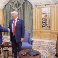 シリアのシャラア暫定大統領（左端）と会談するトランプ米大統領＝リヤドで14日（サウジアラビア王室提供・AP）