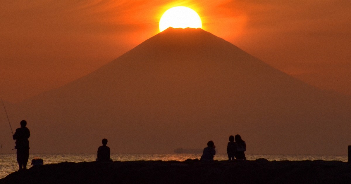 夕焼けの「ダイヤモンド富士」 山頂に重なり、まばゆい輝き 千葉