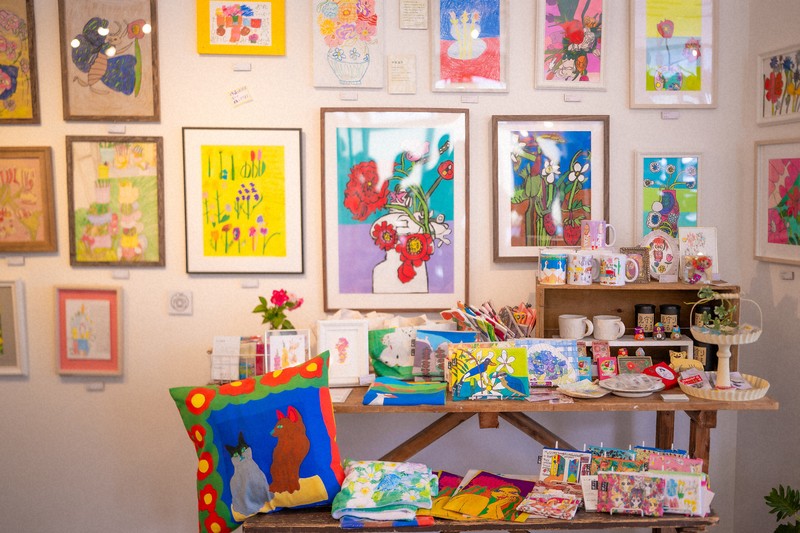 障害持つアーティストが活躍するアトリエ 花をモチーフにアート展 障害持つアーティストが活躍するアトリエ 花をモチーフにアート展