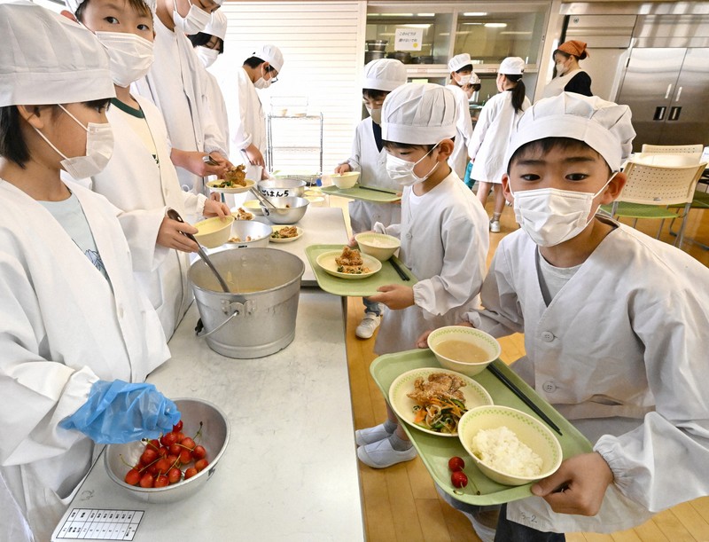 高級サクランボ「佐藤錦」が給食に 児童ら初夏の味覚を堪能 山形 [写真