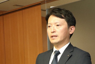 第三者委員会の報告書公表を受け、報道陣の質問に答える斎藤元彦・兵庫県知事＝神戸市中央区で2025年5月14日午後3時59分、稲生陽撮影