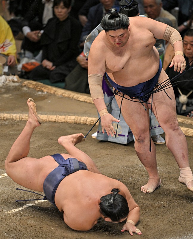 綱取りに挑む大の里が王鵬を降し4連勝 大相撲夏場所4日目 [写真特集1
